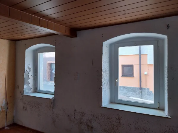 Blick vom Wohnzimmer zur Straße
